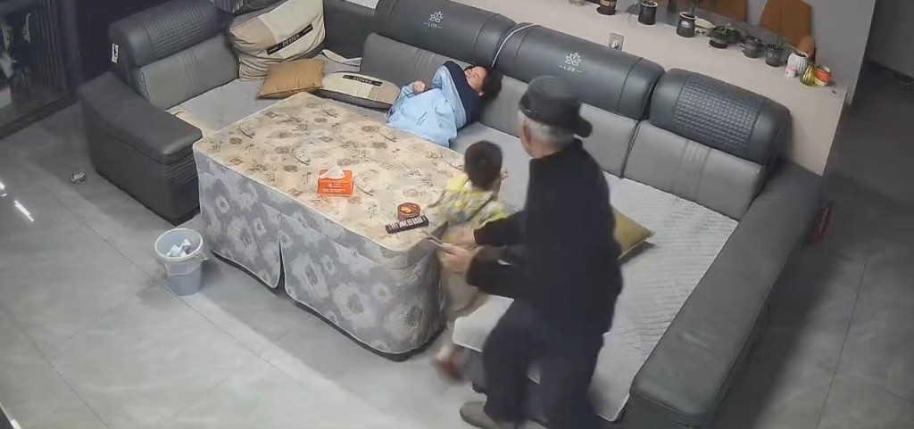 家人上前查看。 家人上前查看。