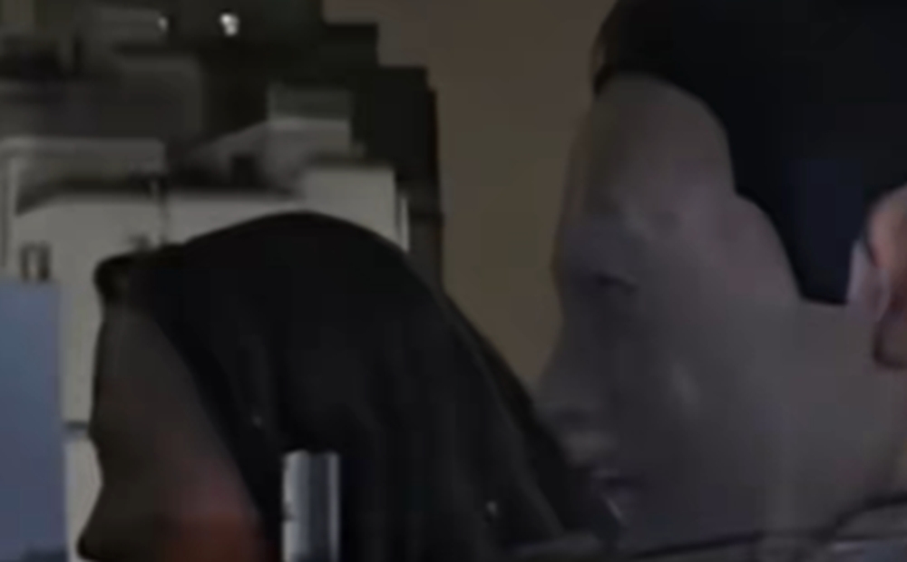 巨型人頭雕像現商場樓頂，晚上變得非常詭異。