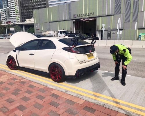警方進行反非法車輛改裝行動。