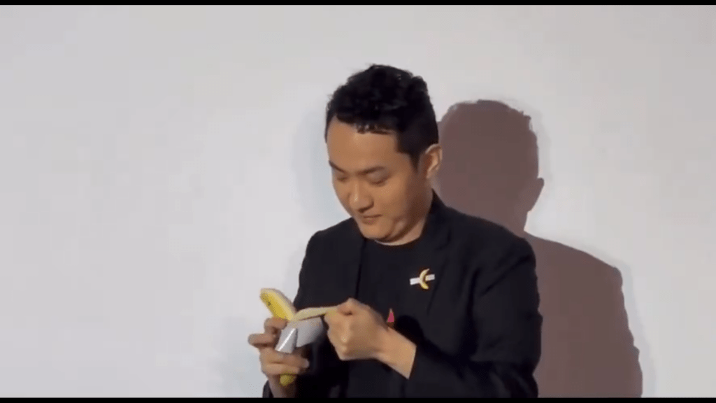 孫宇晨取下香蕉後慢慢剝皮。 微博截圖 孫宇晨取下香蕉後慢慢剝皮。 微博截圖