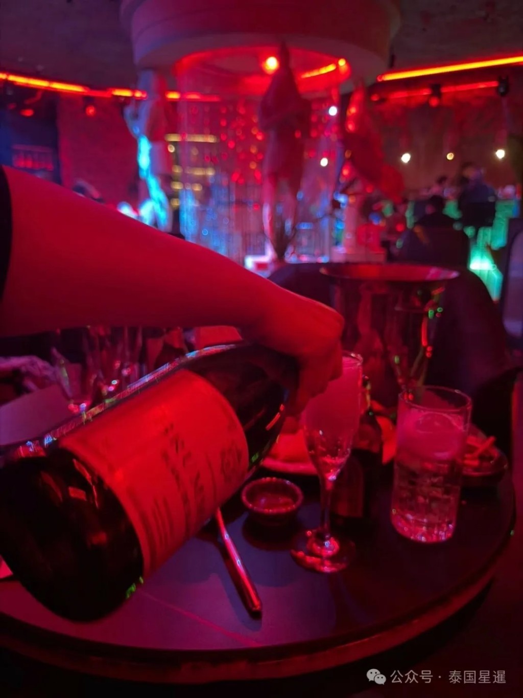 泰國網紅在上海疑遇到美女酒托「被騙」去私竇飲酒,2萬人民幣埋單。泰國星暹 泰國網紅在上海疑遇到美女酒托「被騙」去私竇飲酒,2萬人民幣埋單。泰國星暹