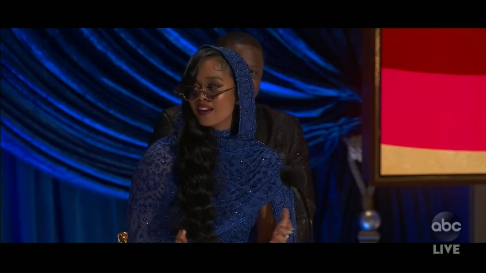 H.E.R.憑電影《Judas and The Black Messiah》的歌曲《Fight For You》奪「最佳原創歌曲」獎。