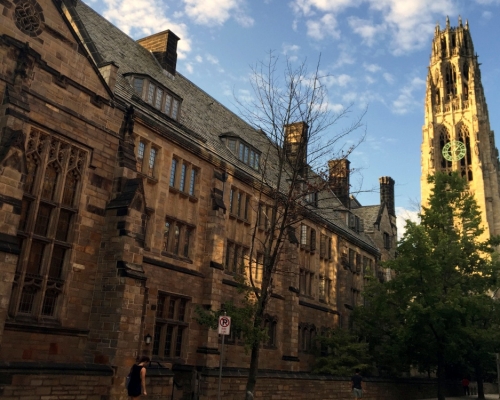 美國司法部調查指耶魯大學在收錄本科生過程中歧視白人和亞裔美籍學生。AP相片