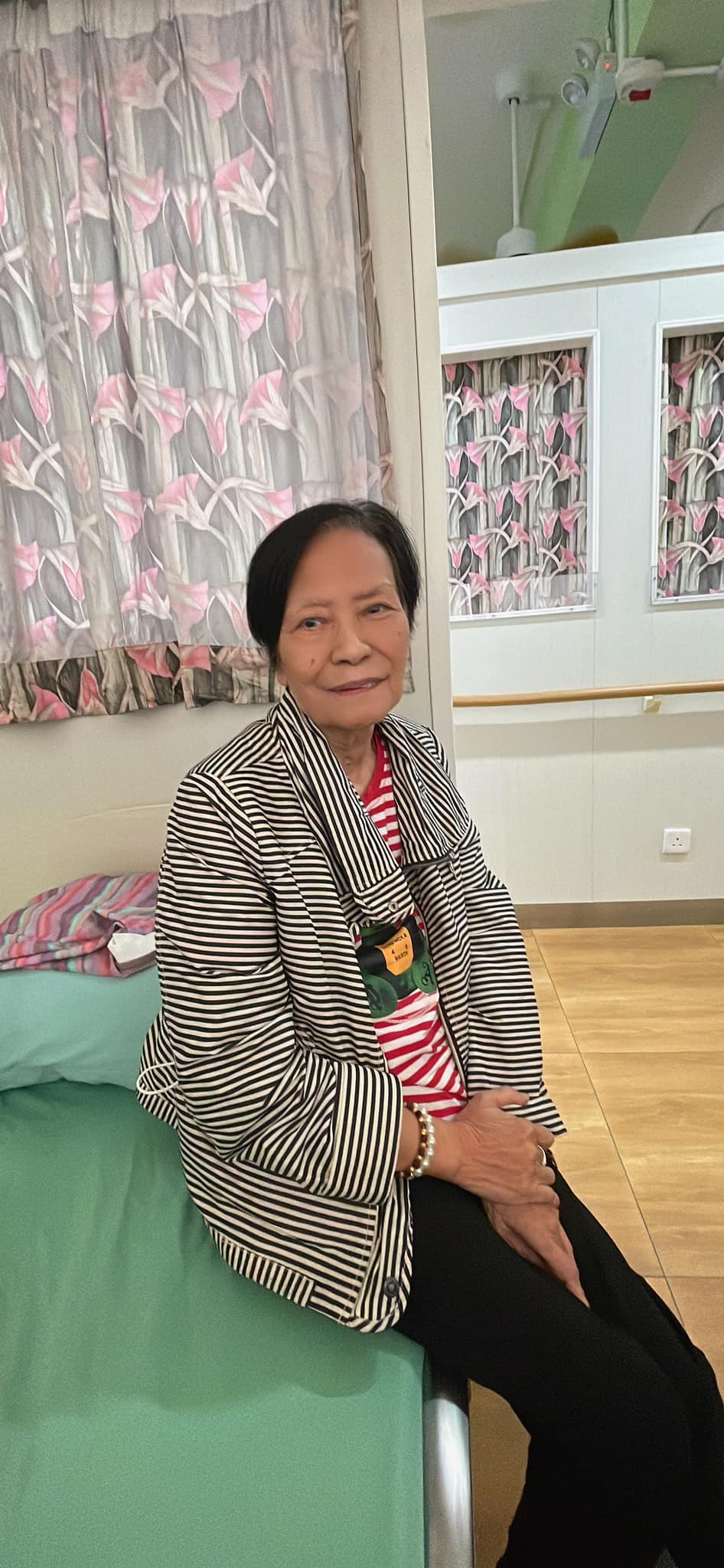 余慕蓮因外傭姐姐放假一個月，所以她到護老院暫住，待姐姐港才回家。