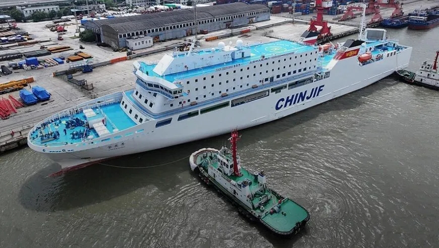  連接上海和日本大阪、神戶的「鑒真號」。 大河報