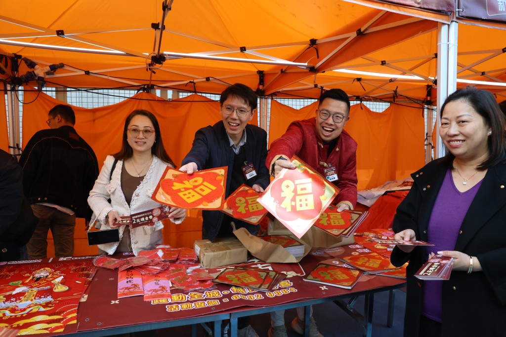 觀塘區議員李嘉桓(中間穿藍衣)及曾榮輝(右二)落力將《我要讚佢》揮春親手送贈至街坊手上。