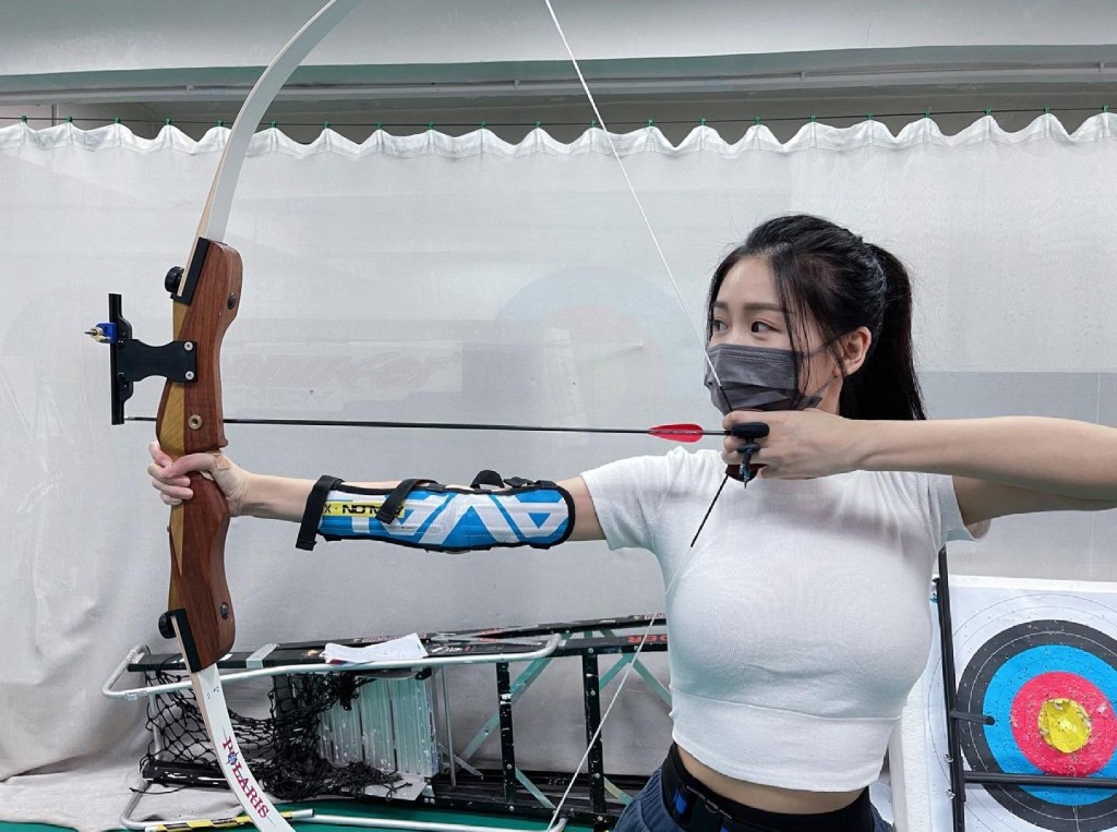 李芷晴为《明星运动会》练习射箭项目。