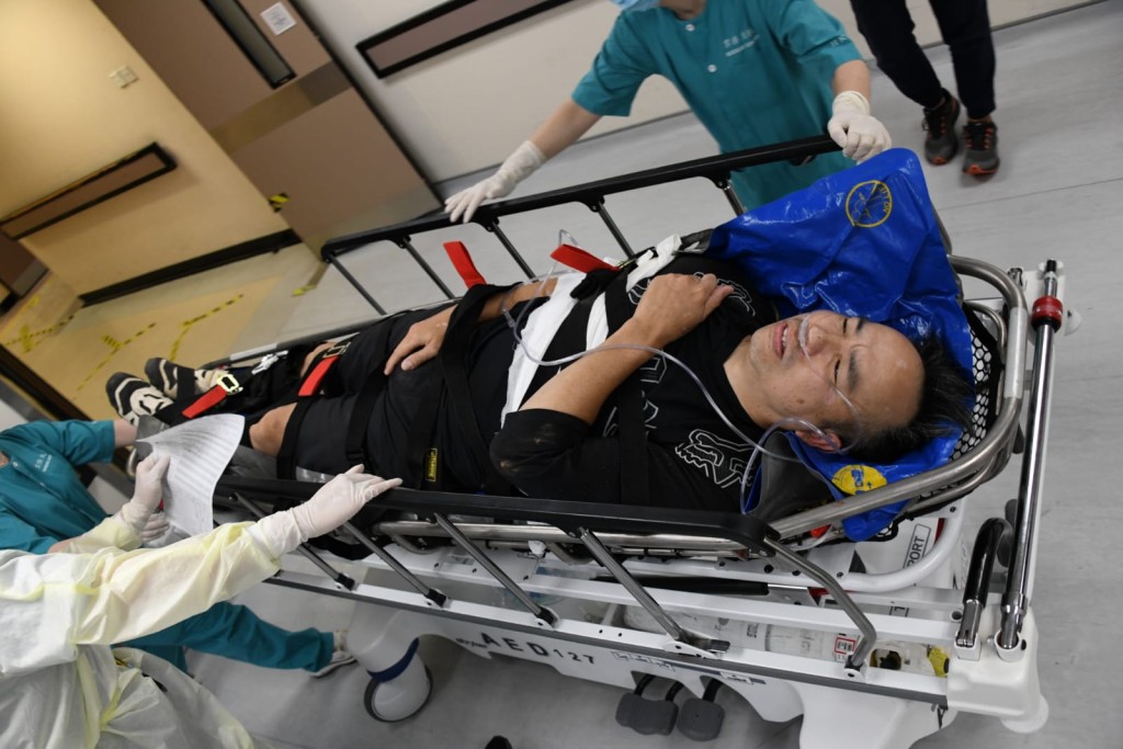 男子由直升機救起送院。楊偉亨攝