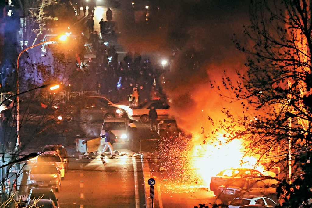 德黑蘭示威期間街道上的汽車被焚燒。