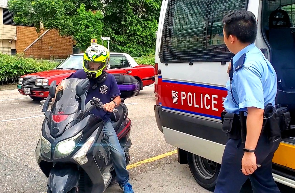 車主駕駛另一輛電單車到場協助警方調查。