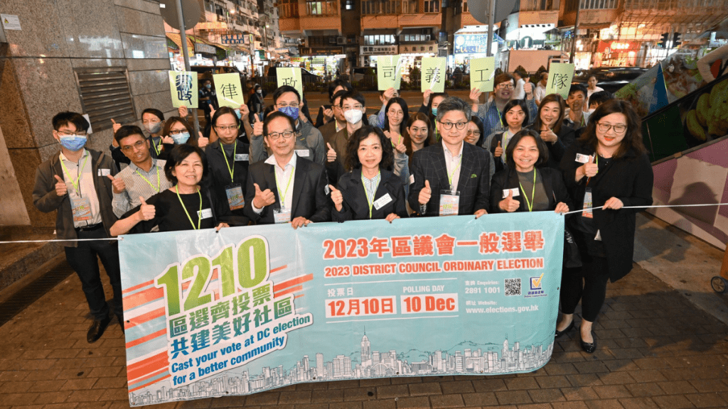 律政司義工隊昨天傍晚走進地區鬧市,在深水埗西九龍中心及近北河街一帶,派發區議會選舉宣傳單張。林定國FB