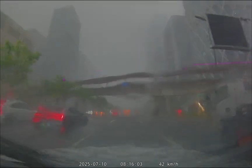 有深圳民眾上傳今日大雨的情況。抖音@Lynn 有深圳民眾上傳今日大雨的情況。抖音@Lynn