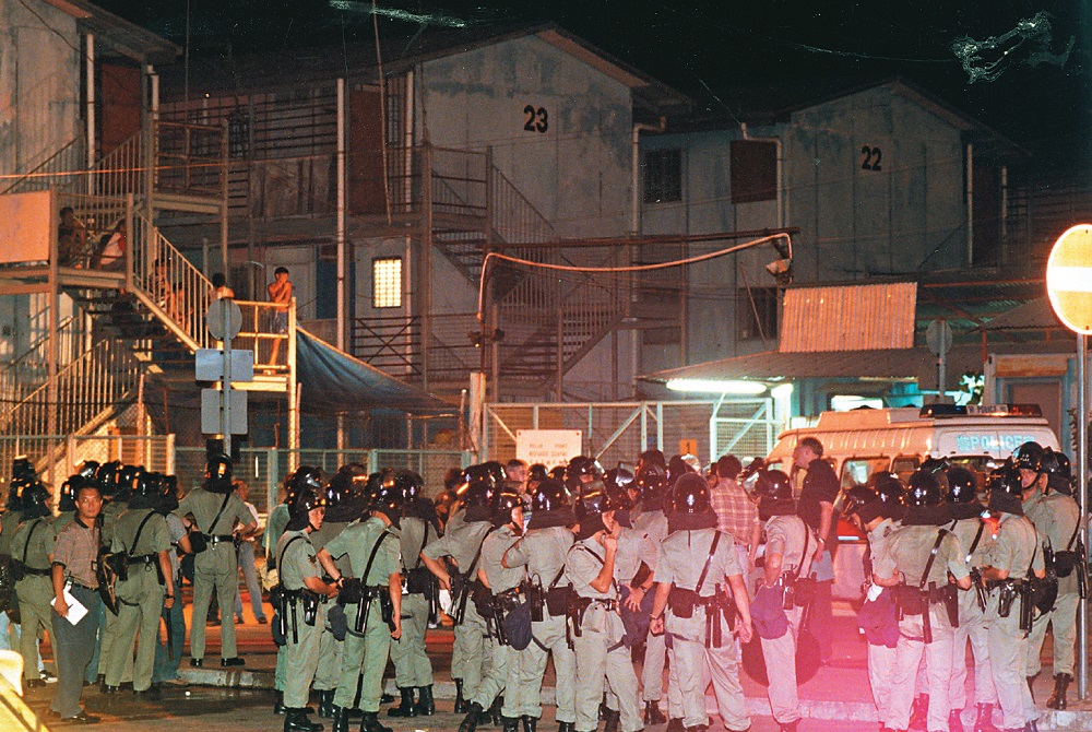1999年-滯港越南船民在望后石難民營爆發騷亂。　