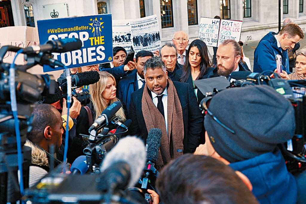 尋求庇護人士的代表律師，周三在最高法院外見記者。