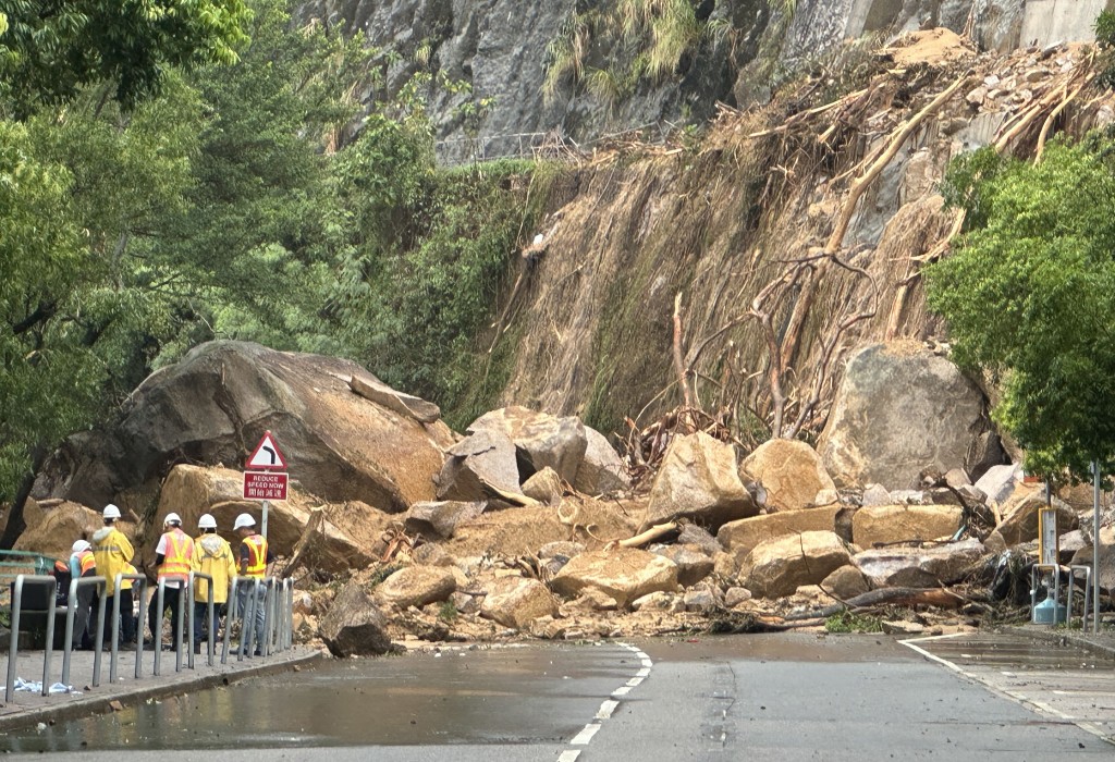 2023年9月世紀暴雨,耀興道山坡發生大型山泥傾瀉,巨石阻路逾月。資料圖片 2023年9月世紀暴雨,耀興道山坡發生大型山泥傾瀉,巨石阻路逾月。資料圖片