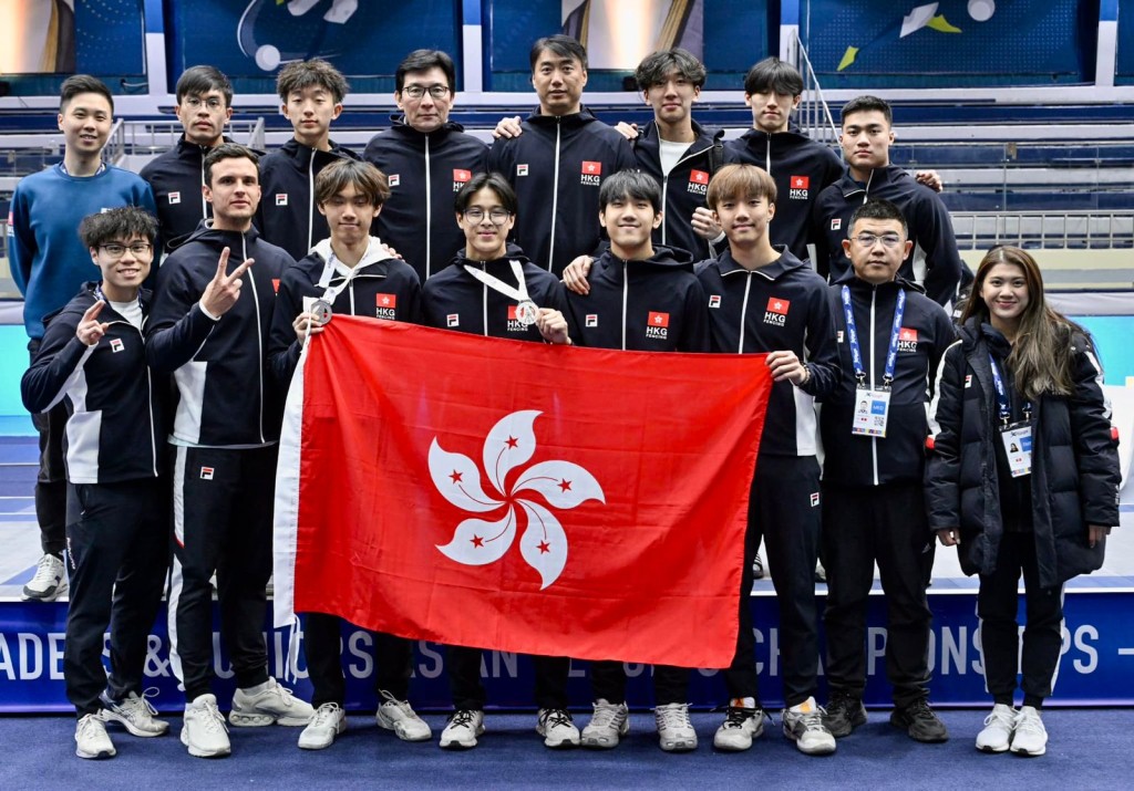 香港代表隊一齊祝賀2位銀牌得主。香港劍總FB 圖 香港代表隊一齊祝賀2位銀牌得主。香港劍總FB 圖