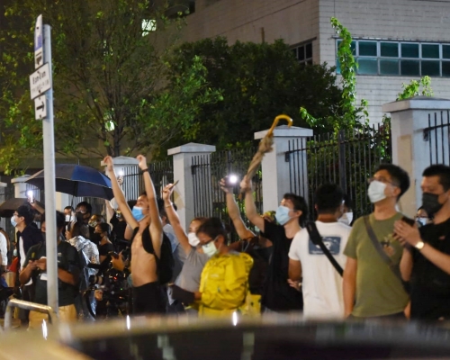 《蘋果日報》支持者在大樓外舉起手機，亮起閃光燈。