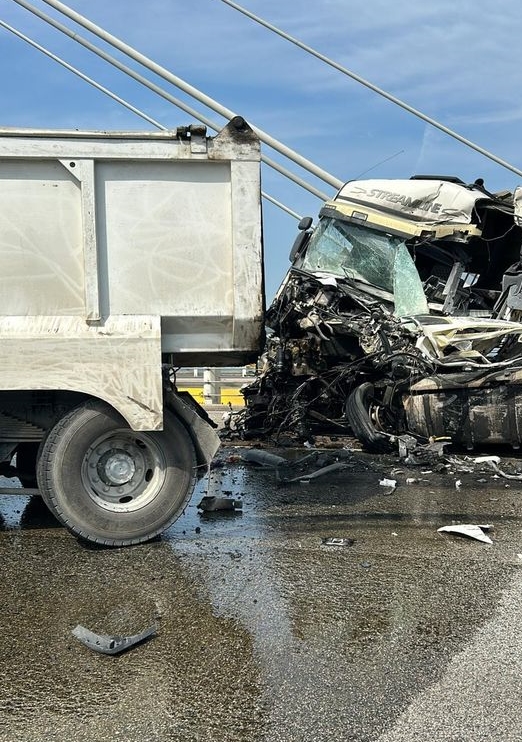 貨櫃車拖頭與泥頭車相撞，車頭損毀嚴重。fb屯門公路塞車關注組圖片