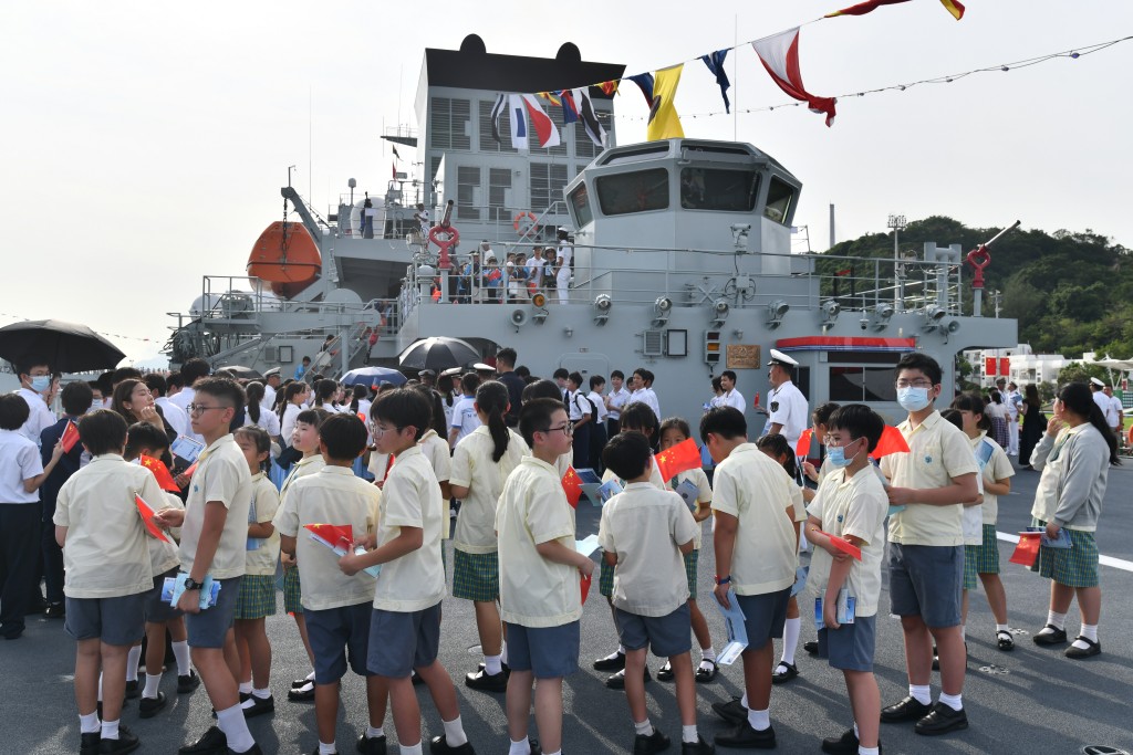 軍艦今日下午率先開放予中小學生參觀。