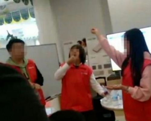 女員工吃蚯蚓。網圖
