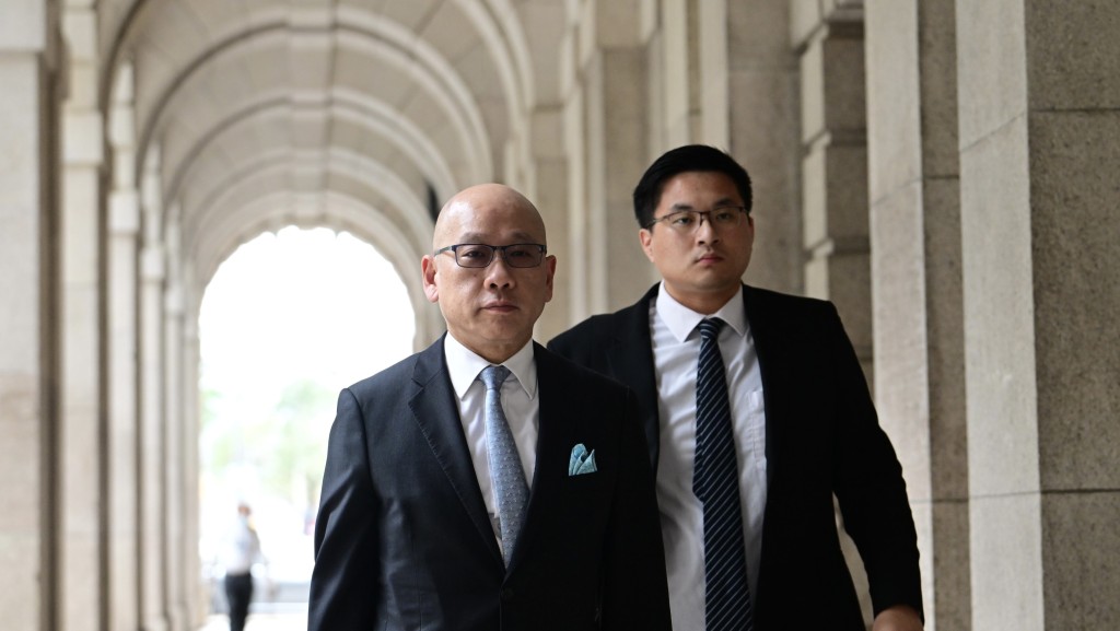 代表李柱铭和何俊仁的资深大律师彭耀鸿（左）。陈极彰摄