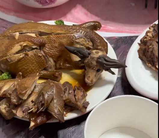 湖南有民众的年夜饭以“奇珍异兽”做主题，大获好评。抖音