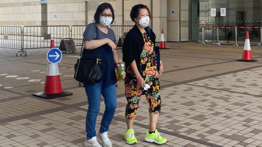 死者妻子何婉萍(左)。陳子豪攝