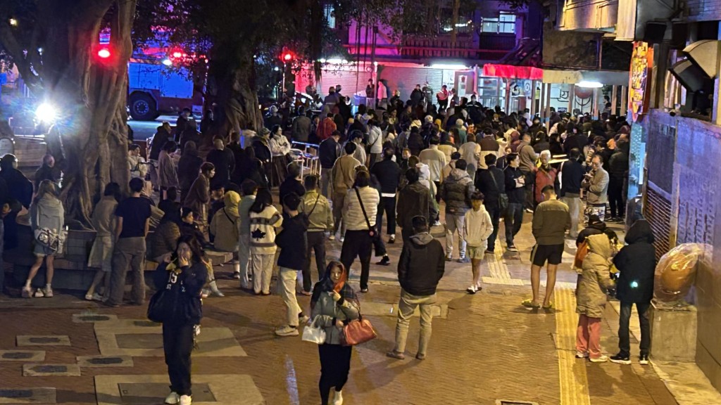 現場有逾百名居民自行疏散到樓下暫避。蔡楚輝攝