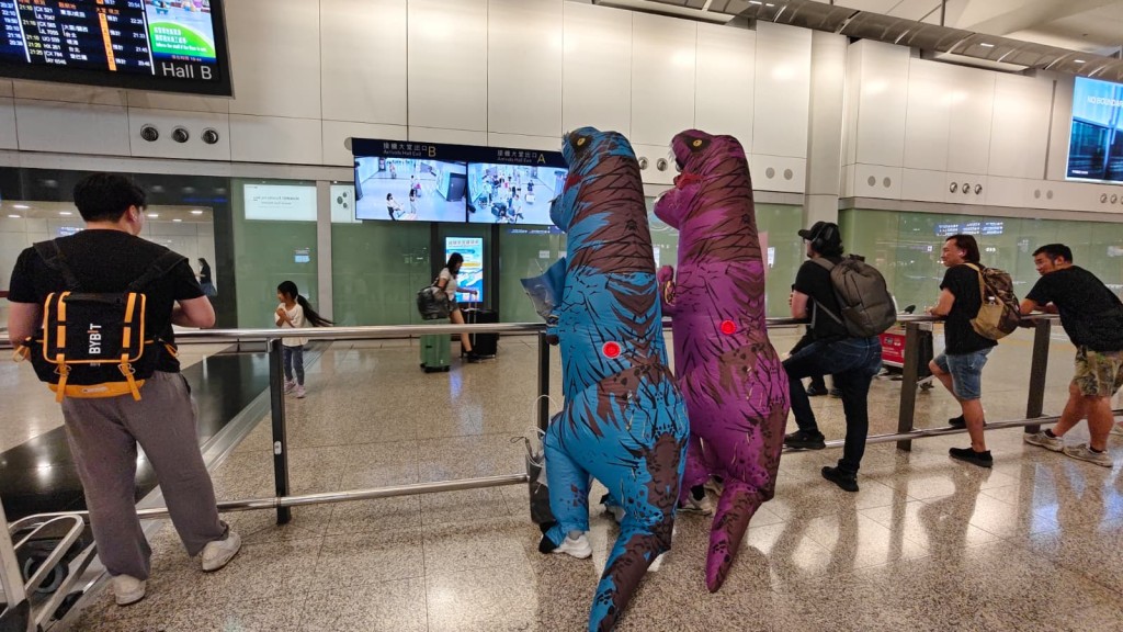 有接機市民在閘口等候。 有接機市民在閘口等候。