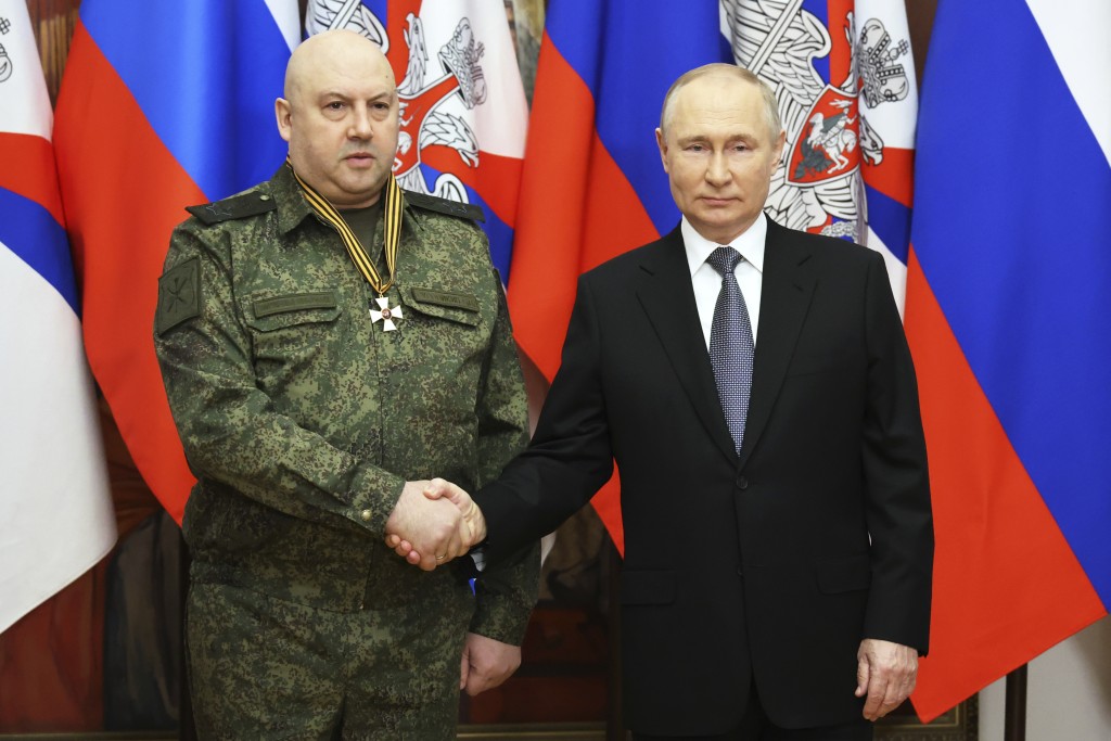 普京向乌军事行动指挥官苏洛维金等参战官兵授勋。美联社