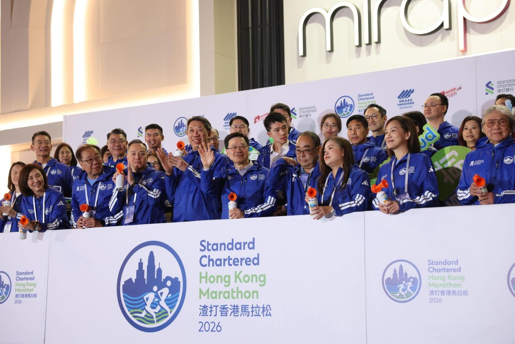 李家超淸晨6時主持香港馬拉松全馬挑戰組起步禮。李家超fb圖片
