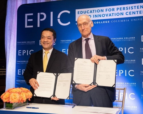 彭志兵（左）出席捐款儀式。