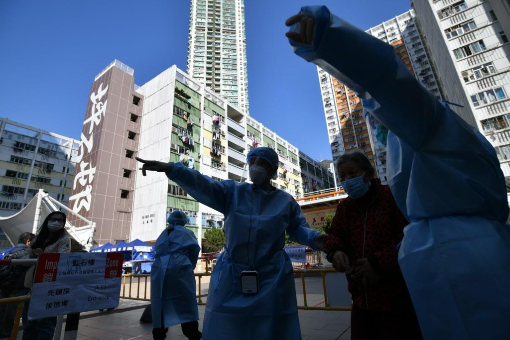 市民排隊進行檢測。