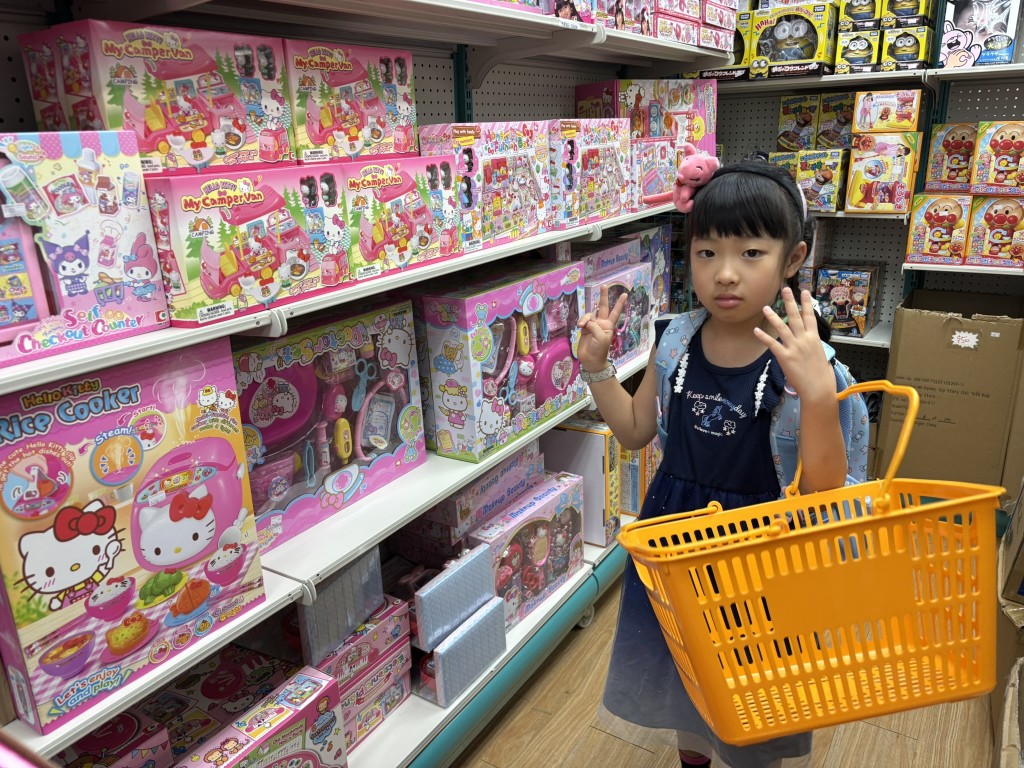 大量Hello Kitty玩具售價為市價一半，買來生日會送給同學或朋友也不失禮。（圖片來源：《親子王》）