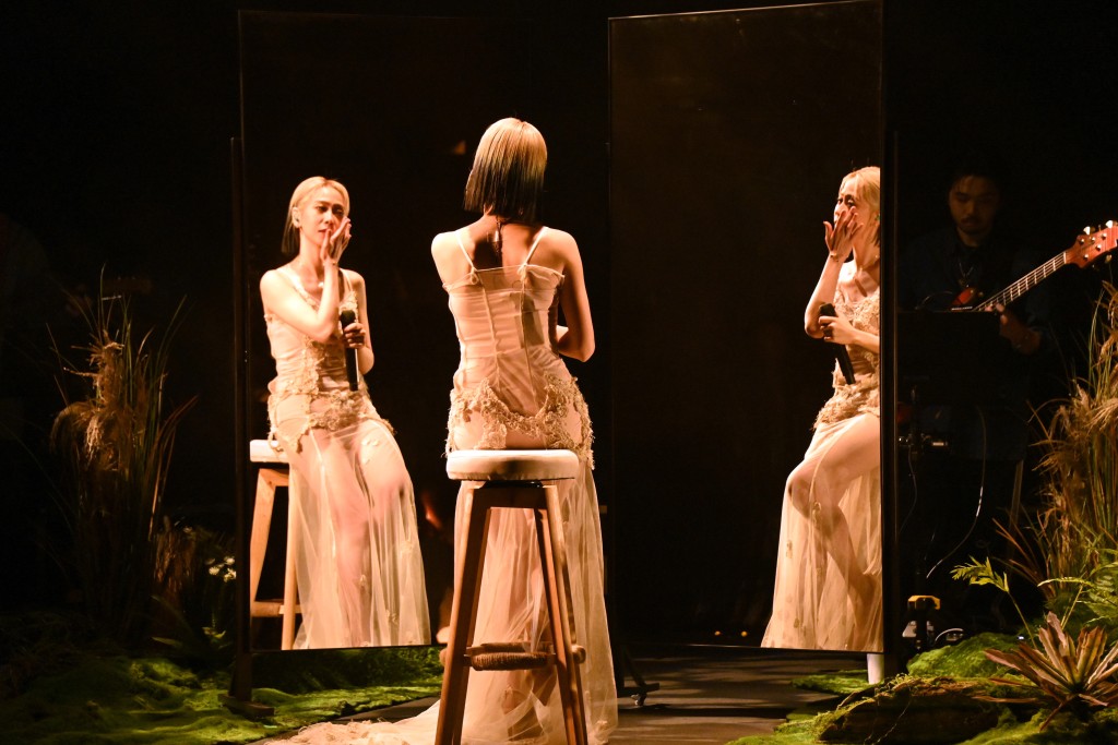 她在唱《Better Me》時，在台上對着三面鏡，因看到自己感到很赤裸，忍不住落淚。