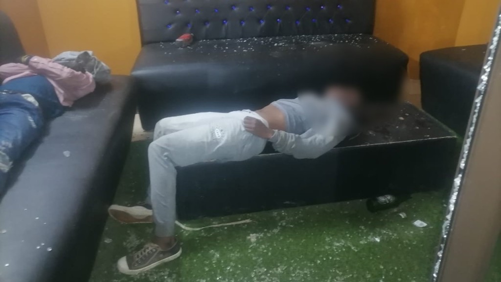 散落在椅子的屍體。互聯網圖片