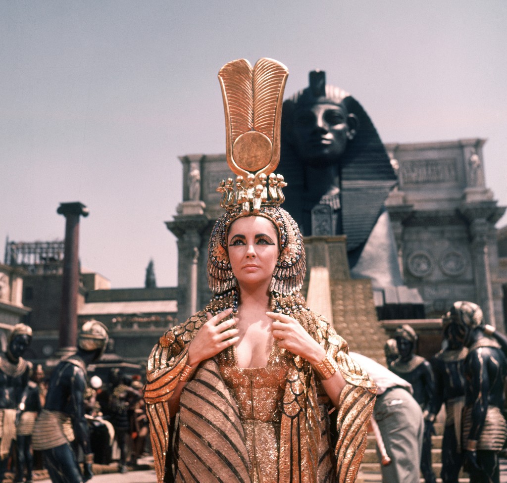 1962 伊利沙伯泰萊（Elizabeth Taylor）在羅馬的片場拍攝《埃及妖后》（Cleopatra）。 美聯社