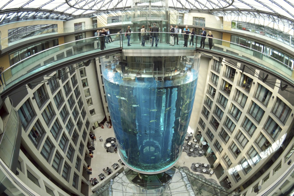據稱是全球最大的圓柱型水族箱。AP
