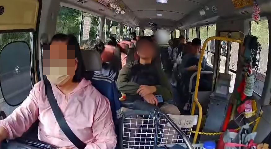 小巴一直行駛。fb車cam L(香港群組) 小巴一直行駛。fb車cam L(香港群組)