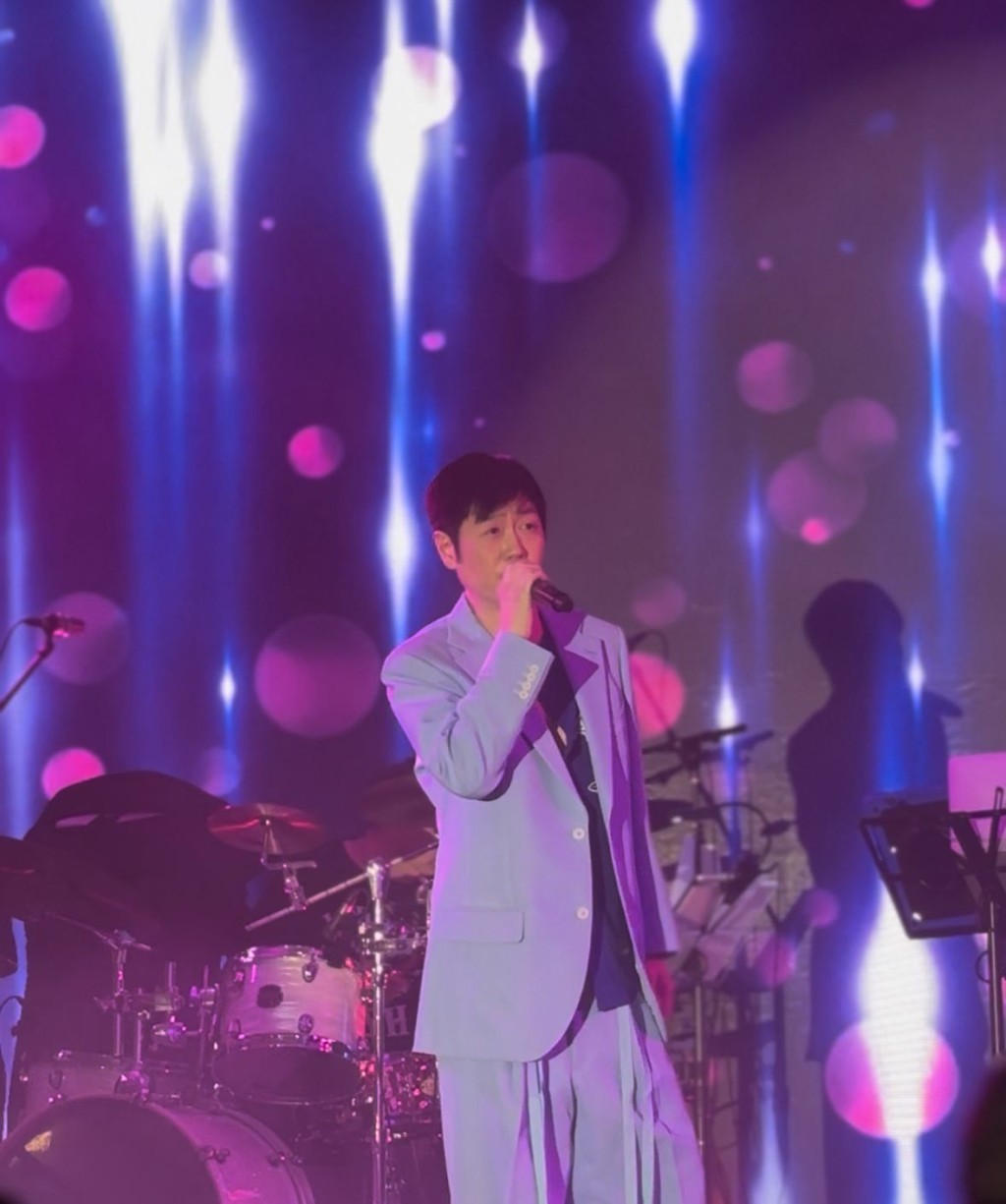 又唱英文歌又唱廣東歌。 又唱英文歌又唱廣東歌。