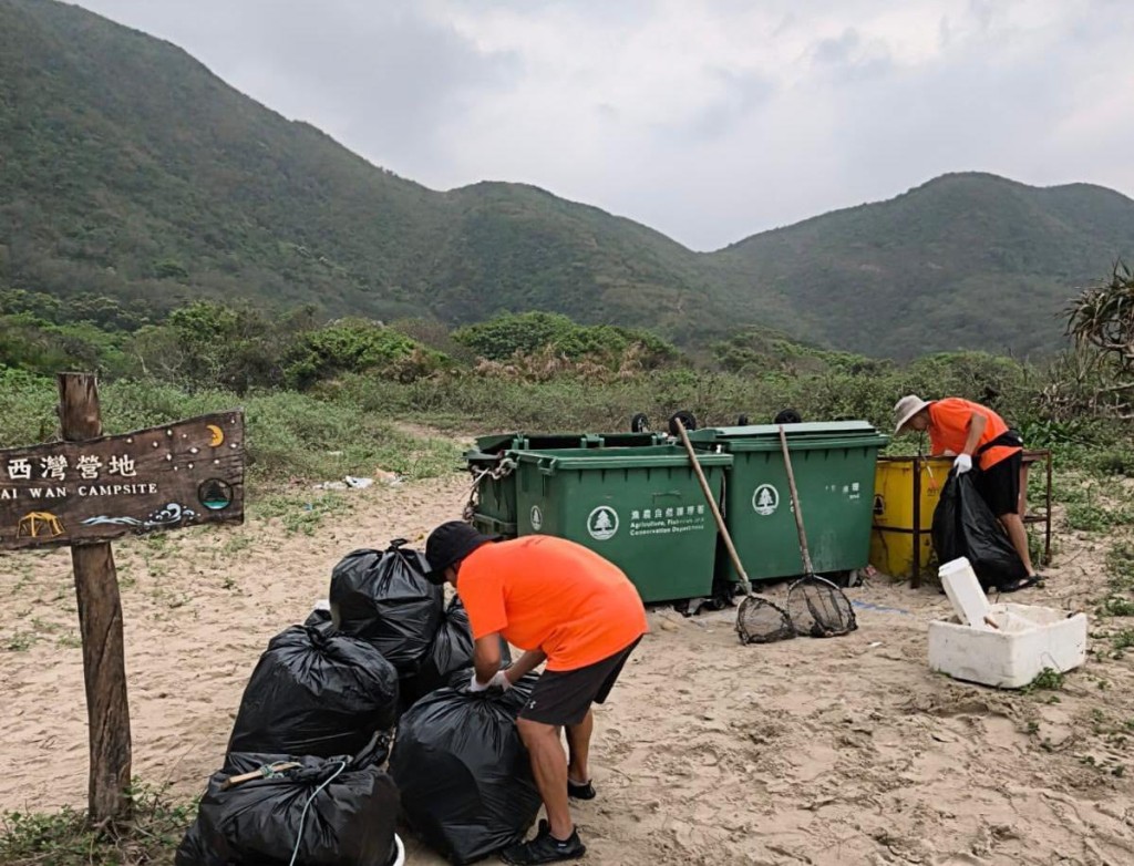 渔护署人员在西湾营地点加强收集垃圾。 渔护署人员在西湾营地点加强收集垃圾。
