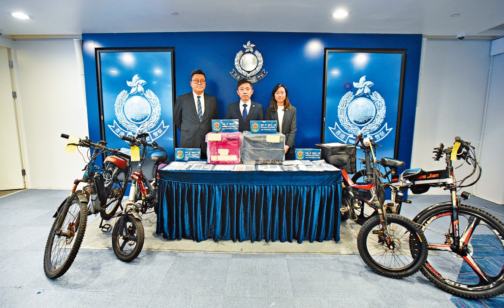 警方聯同入境處打擊非法入境及工作，拘捕不少從事外賣員的「黑工」，檢獲電動單車及外賣保溫袋等證物。  