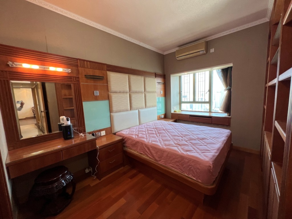 主人房闊落四正，活動及收納空間充裕。