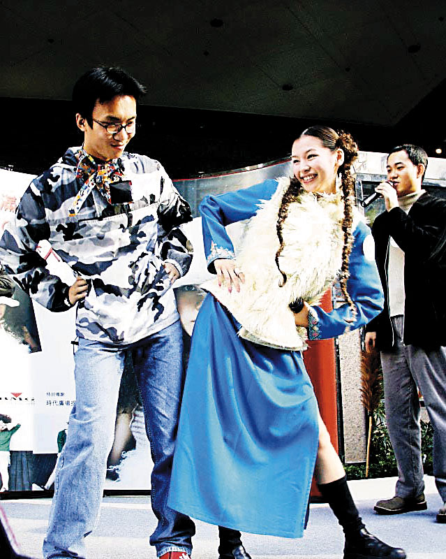 徐若瑄在1990年參加《才藝美少女選拔》奪冠後而展開演藝生涯。
