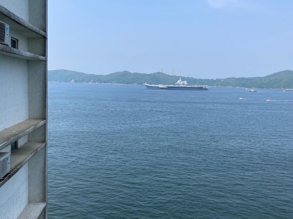 從海怡半島望出,航母艦由噴水輪導航,正在離港。讀者提供 從海怡半島望出,航母艦由噴水輪導航,正在離港。讀者提供
