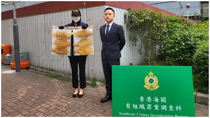 何廷俊（右）指海關歡迎法庭裁決，認為判刑不但反映罪行嚴重性，亦具有阻嚇力，王仁昌攝