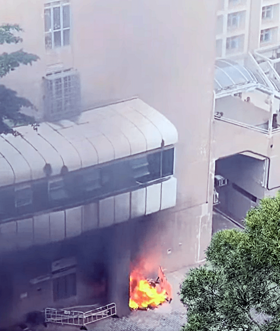 華貴邨社區會堂附近一堆雜物起火。fb：消防群組