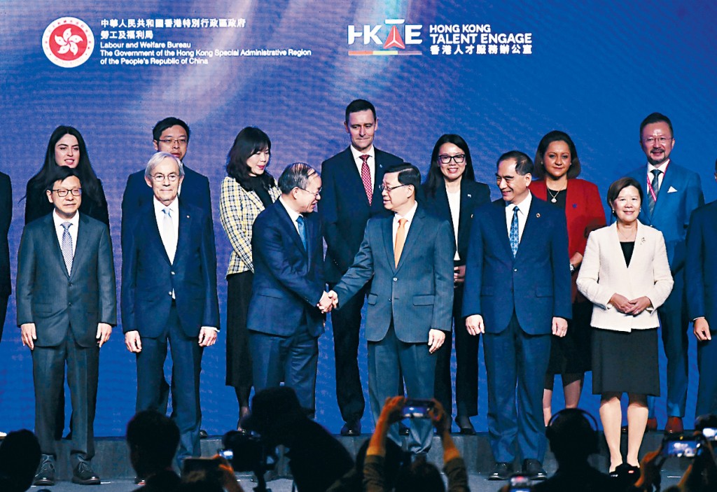 行政长官李家超与国家人力资源和社会保障部副部长俞家栋在「全球人才高峰会周」开幕仪式上握手致意。