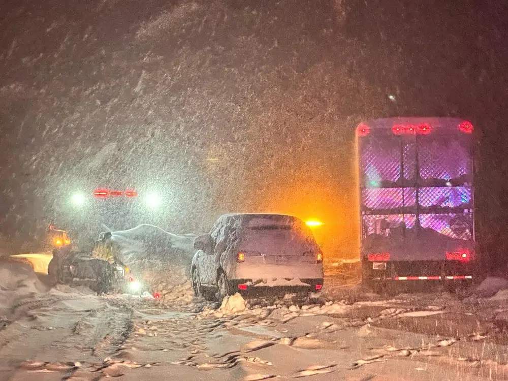 汽車因大暴風雪在內華達州和加利福尼亞州科爾法克斯的 80 號公路上滯留。AP