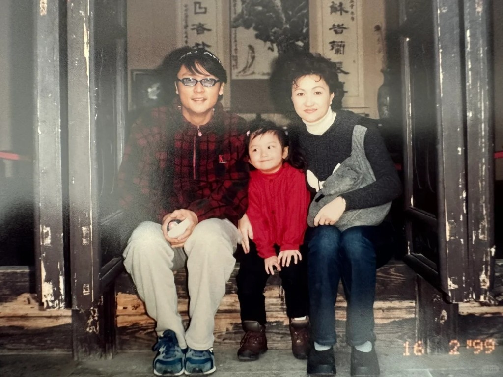 当时只得4岁的关枫馨，与父母合照。
